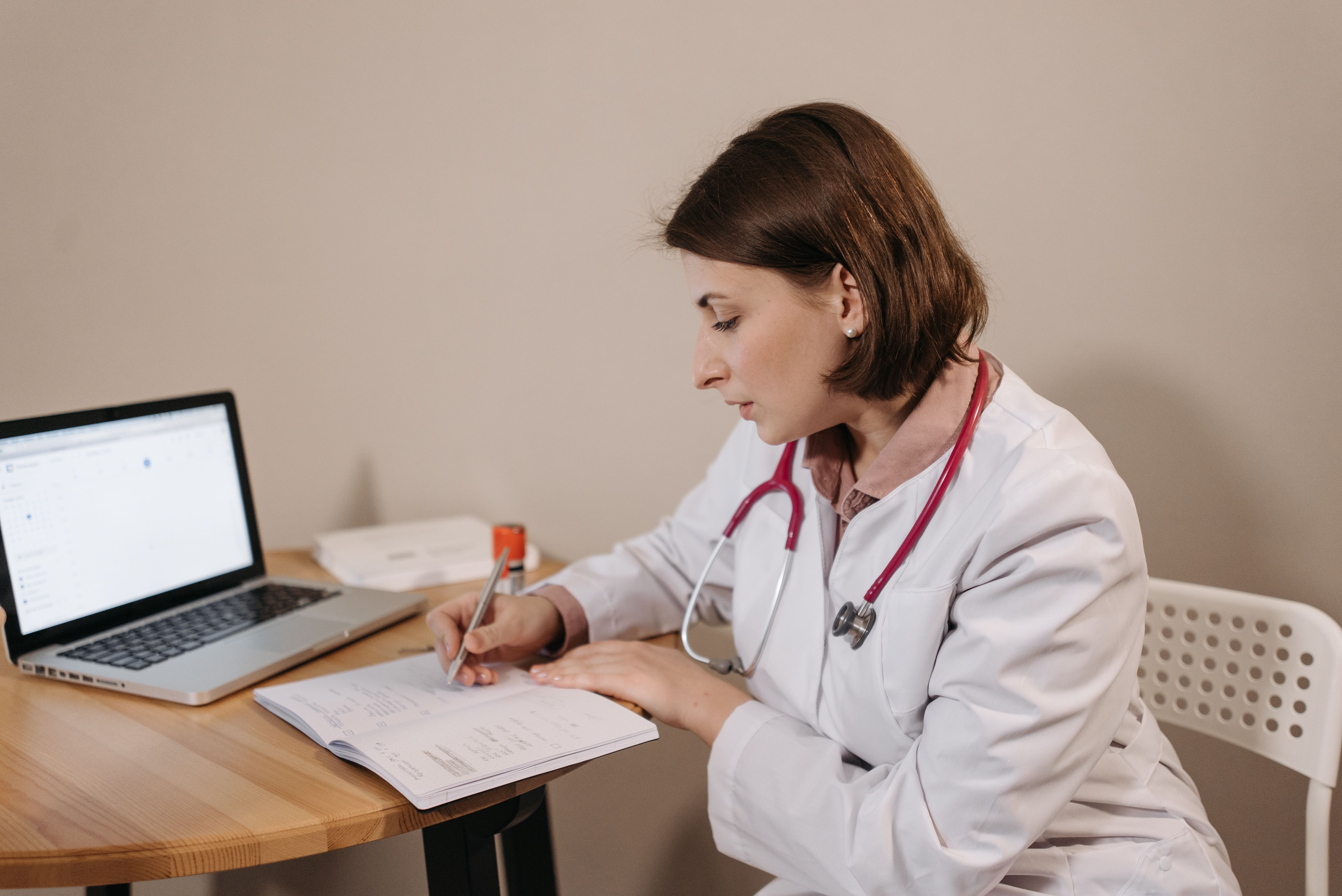 AI medical scribe in healthcare: clinician using ambient documentation technology